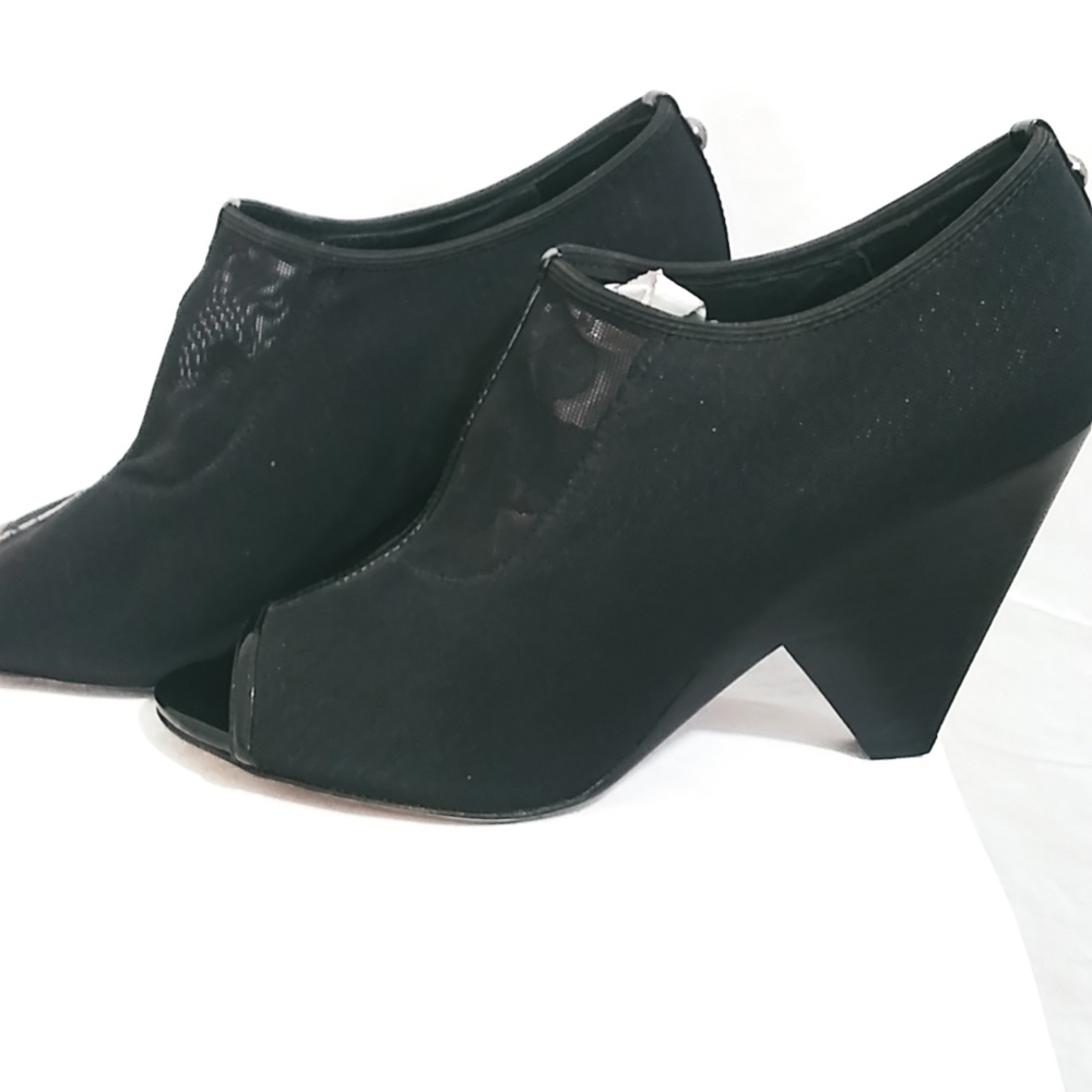 Donald Pliner stretch slip on shootie